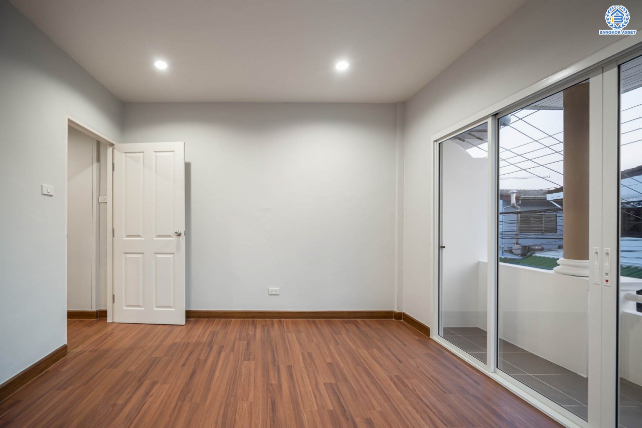 บ้านมือสองตกแต่งใหม่ โครงการ บ้านดุลิยานนท์ ติวานนท์ ทาวน์เฮ้าส์พร้อมอยู่ หลังมุม ราคาสุดคุ้ม! เนื้อที่ 16 ตร.ว. ฟังก์ชัน 2 ห้องนอน 2 ห้องน้ำ 1 ที่จอดรถ บนทำเลเชื่อมต่อเมือง ใกล้รถไฟฟ้าสายสีชมพู "สถานีสามัคคี" และจุดขึ้นทางด่วน "งามวงศ์วาน"